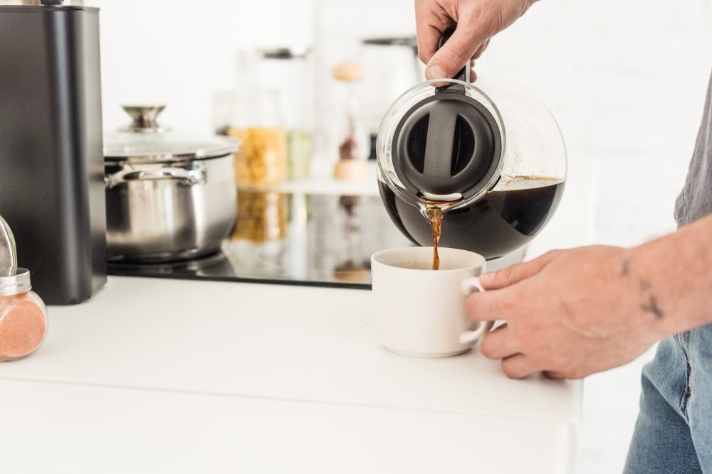 Der hældes kaffe i koppen